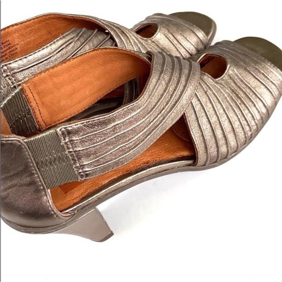 Like new Gentle Souls / Kenneth Cole
Leather Heels Size 6.5 - Picture 7 of 8